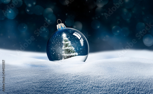 Durchsichtige Weihnachtskugel aus Glas  im Schnee
