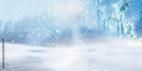 Verschneite Winterlandschaft als unscharfer Hintergrund