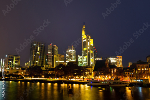 Blick auf die n  chtliche Skyline von Frankfurt am Main