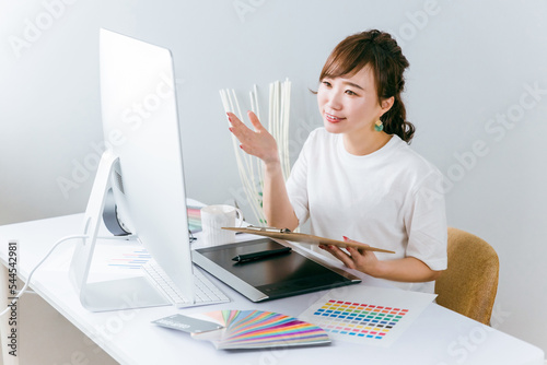 オンラインミーティング・WEB会議するデザイナーのアジア人女性
 photo