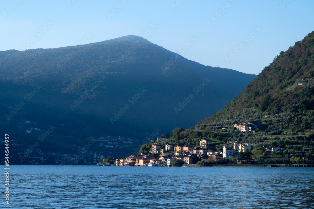 Paysage autour du lac italien d'Izeo dans les préalpes italiennes à l'automne et le village de Carzano sur l'île d'Isola