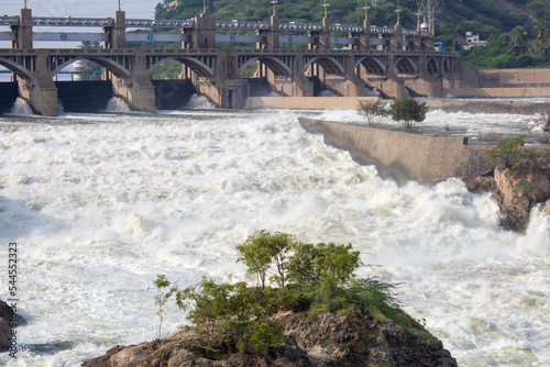 фотографія Water released into kaveri river from the Mettur dam (also known as Stanley Reservoir) through the 16 surplus sluice gates