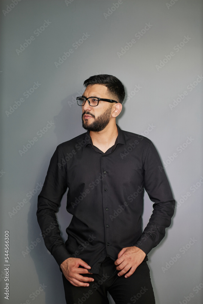 Obraz premium Young handsome business man dressed in casual denim shirt with smartwatch on wrist