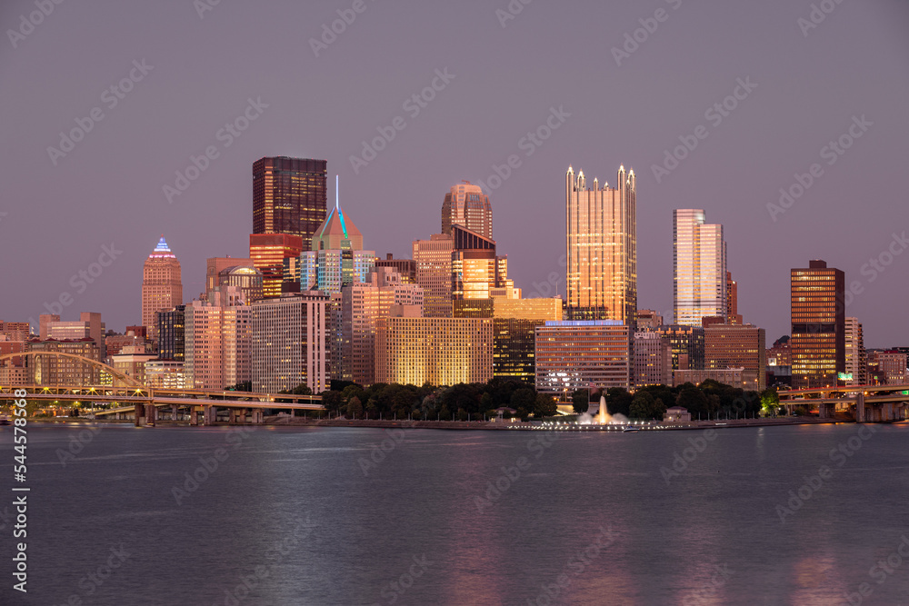 Obraz premium Cityscape of Pittsburgh, Pennsylvania. Allegheny and Monongahela Rivers in Background. Ohio River. Pittsburgh Downtown With Skyscrapers and Beautiful Sunset Sky