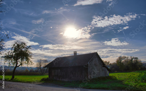 Alleinstehende Hütte im Feld