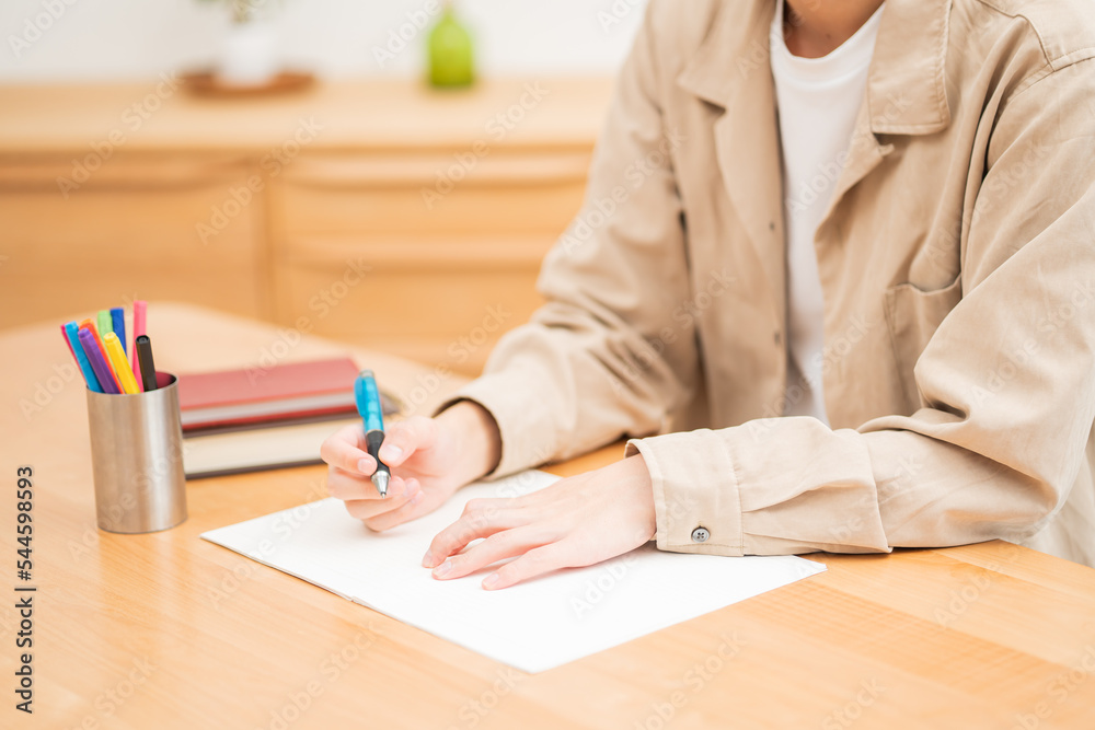 自宅で勉強する若い日本人男性 自宅で勉強する若い日本人男性