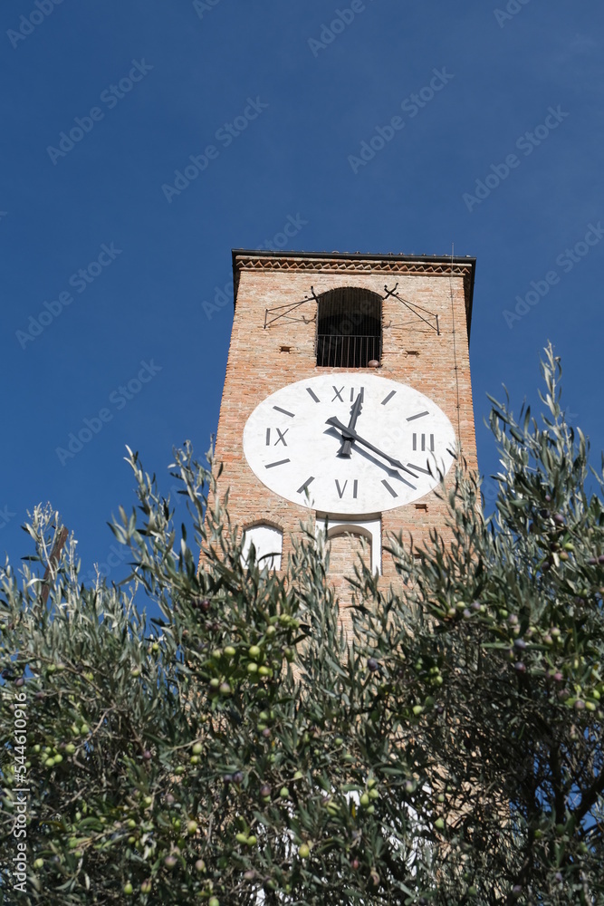 Horloge et oliviers