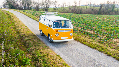 Van combi retro vintage dans la campagne en France