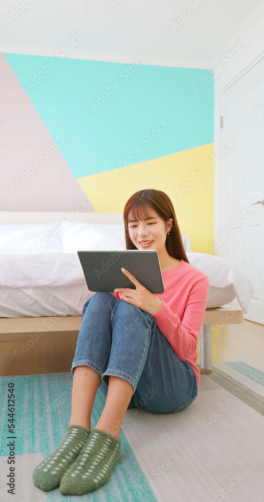 Obraz premium woman use tablet