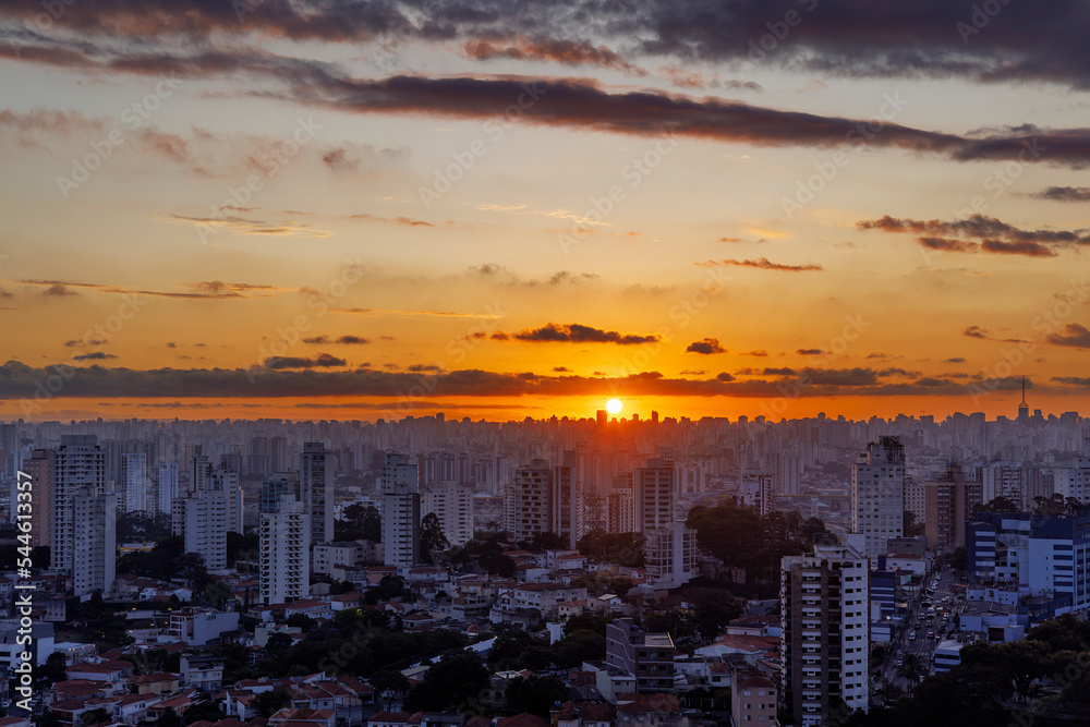 Paisagem de um lindo por do Sol na cidade de São Paulo com um céu colorido 