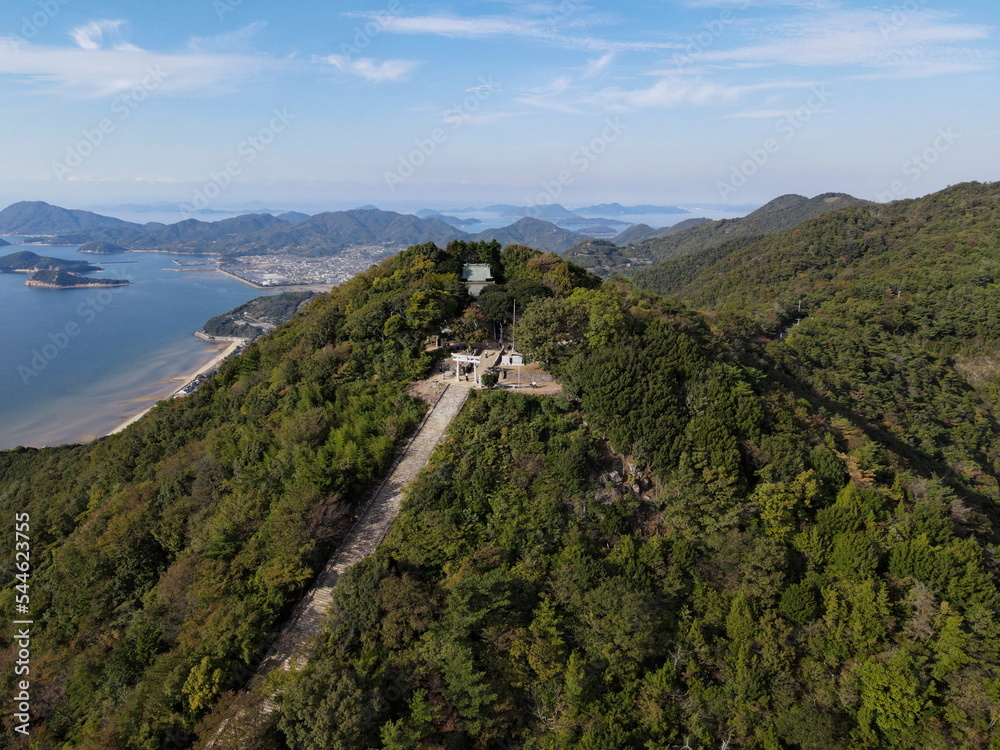 高屋神社の天空の鳥居と海の空撮写真