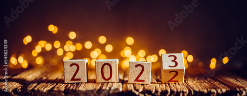 Photo Wooden cubes changing calendar date from 2022 to 2023