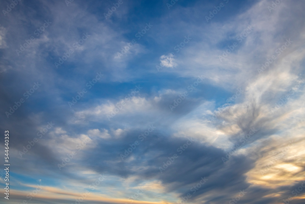 Obraz premium Nuages et ciel blue en soirée