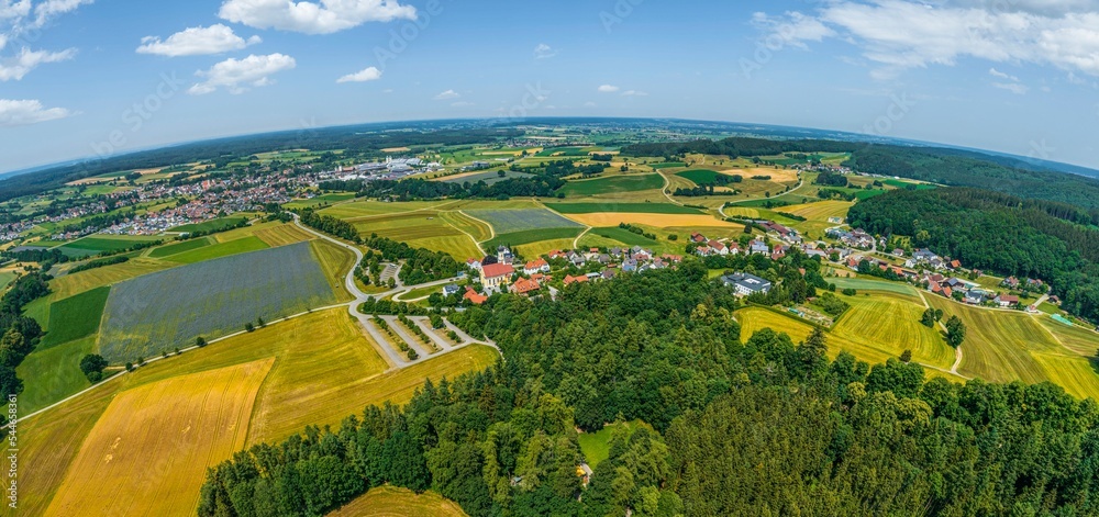 Ausblick auf Maria Vesperbild und Ziemetshausen im schwäbischen Landkreis Günzburg