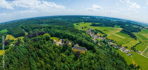 Ausblick auf die Stauden-Landschaft bei Schloss Seyfriedsberg zwischen Langenneufnach und Ziemetshausen  photo