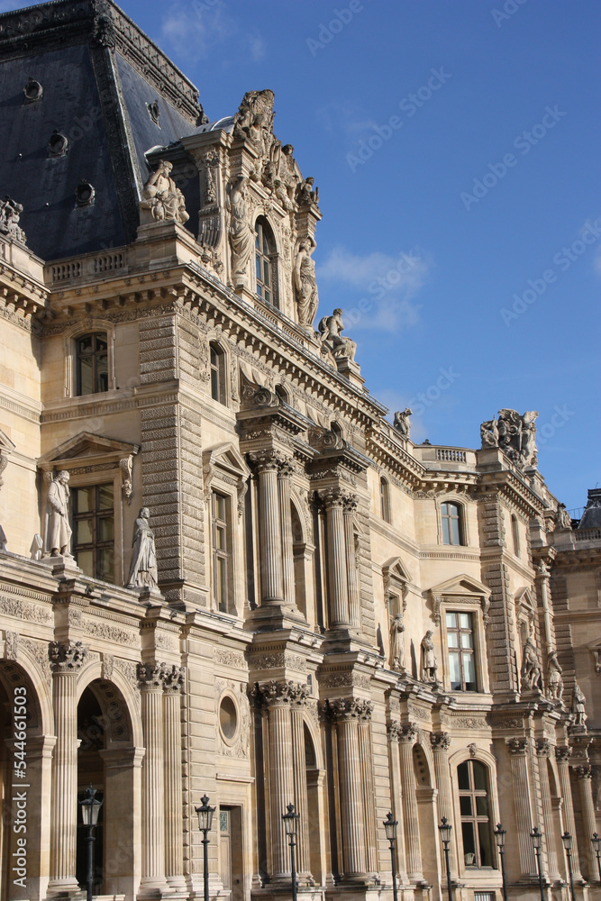 Façade classique cour Napoléon à Paris. France