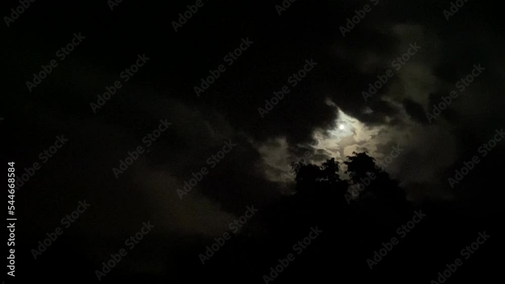 Lune la nuit dans les Cévennes, Occitanie