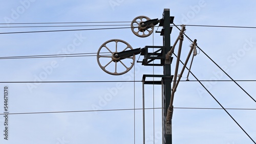 Sistemas de compensación de tensión mecánica en las estructuras contrapesos cable poleas y engranajes de metal de catenaria o de línea aérea en tren