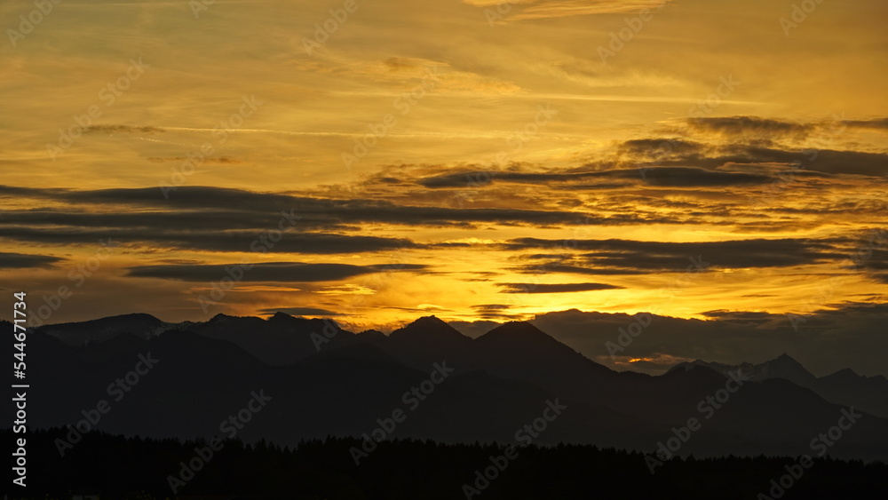 Obraz premium Sonnenuntergang in den Bergen im Herbst