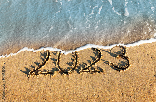Jahreszahl 2023 in den Sand geschrieben