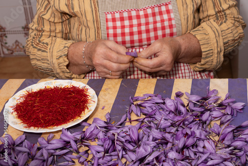 saffron flower peel by hand