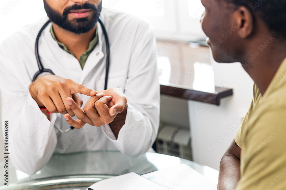 Obraz premium doctor and male patient talking at office consultation for further treatment