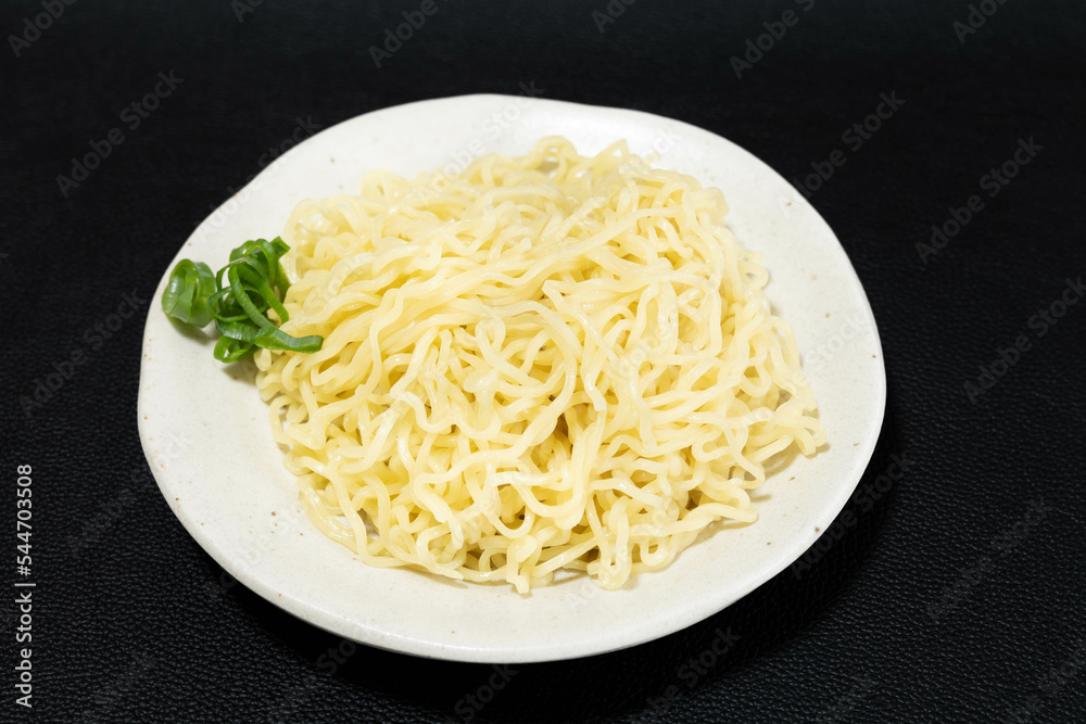 皿に盛りつけた茹でた中華麺 皿に盛りつけた茹でた中華麺