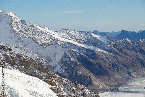 Magnifiques paysages enneigés dans les Alpes © zhuoying
