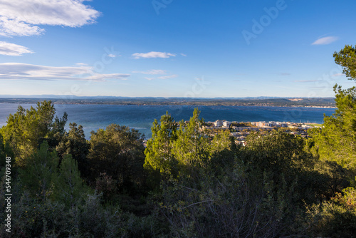 Paysage sur l'Etang de Thau depuis la Forêt des Pierres Blanches au sommet du Mont Saint-Clair à Sète