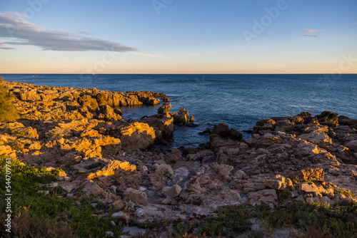 Horizon au coucher du soleil sur la Méditerranée depuis les rochers de la Corniche à Sète