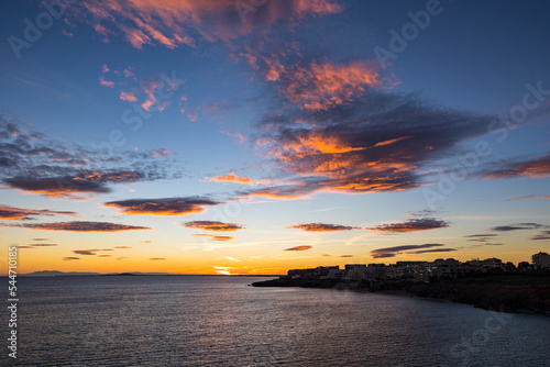 Foto Ciel rougeoyant au coucher du soleil sur la Cirque de l'Anau et la Mer Méditerra