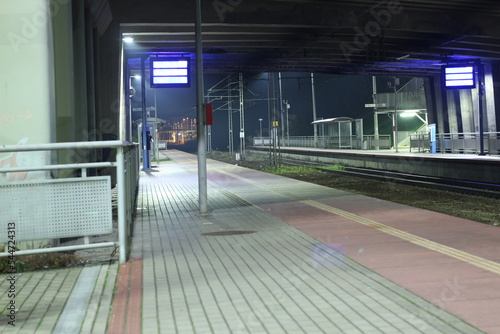 pusty peron w nocy