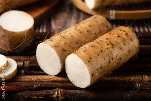 Photos fresh Chinese yam on wooden table