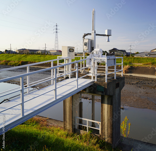 国土交通省により設置された水位流量観測所の計測機器　洪水多発後に設置された自動無人観測所と機器