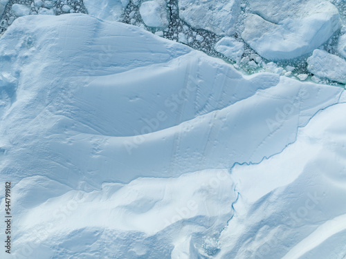 Texturas y grietas sobre la superficie de un icebrerg 