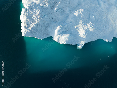 Icebergs flotando sobre el mar desde punto de vista aéreo. © Néstor Rodan