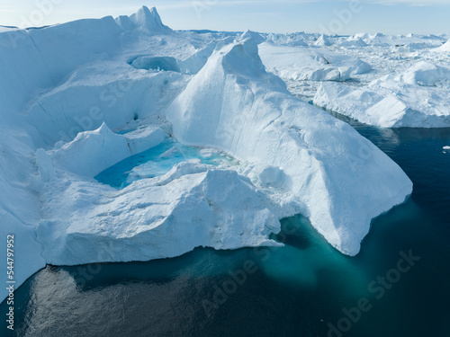 icebergs flotando sobre el agua desde punto de vista aéreo photo