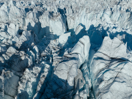 icebergs flotando sobre el agua desde punto de vista aéreo photo