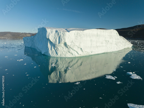 icebergs flotando sobre el agua desde punto de vista aéreo photo