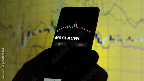 投資家が携帯電話で msci acwi ETF を分析している MSCI ACWI . photo