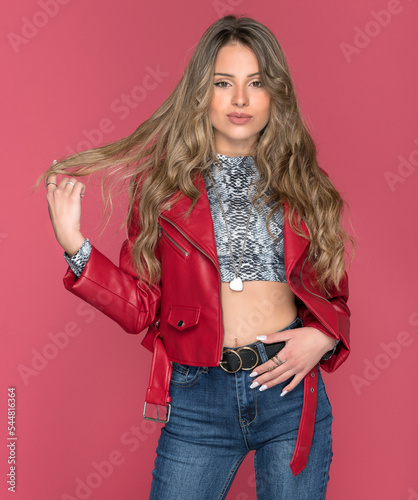 Foto Stylish young woman touching hair