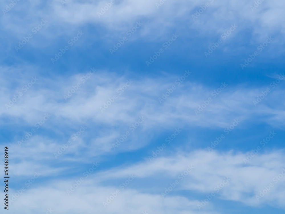 薄い雲が浮かぶ秋の澄んだ空