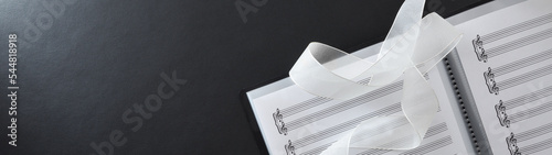 Print op canvas Choral or singing background for events on black table