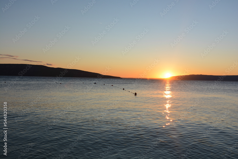 tramonto dalla spiaggia di kovacine isola di cres in croazia