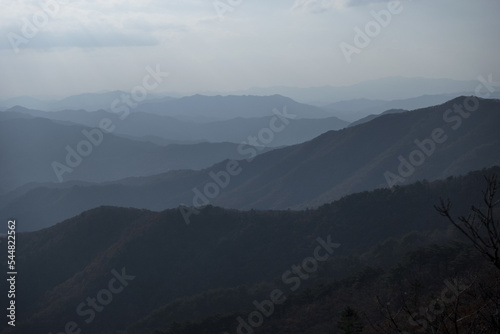 한폭의 동양화 같은 굽이 치는 산들