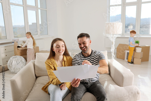 Fotografija Family settling into home