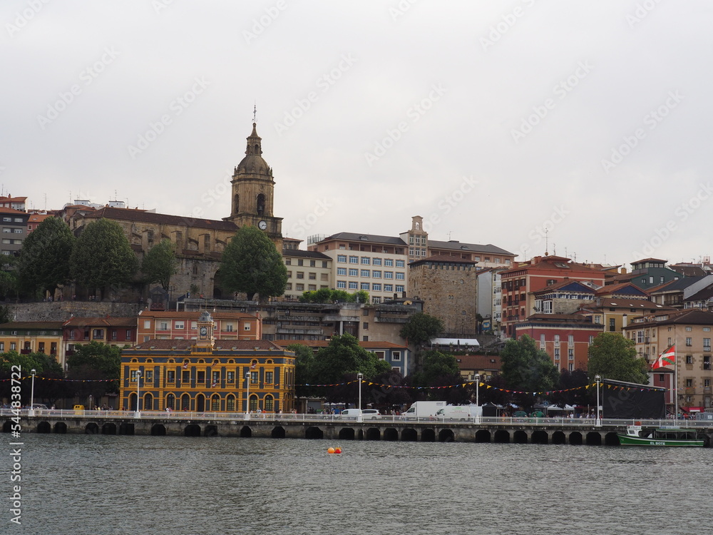 Fototapeta premium Portugalete, localidad vasca famosa por su puente colgante.