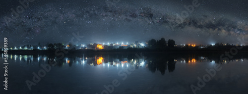 Photographie Starry night sky over the lake