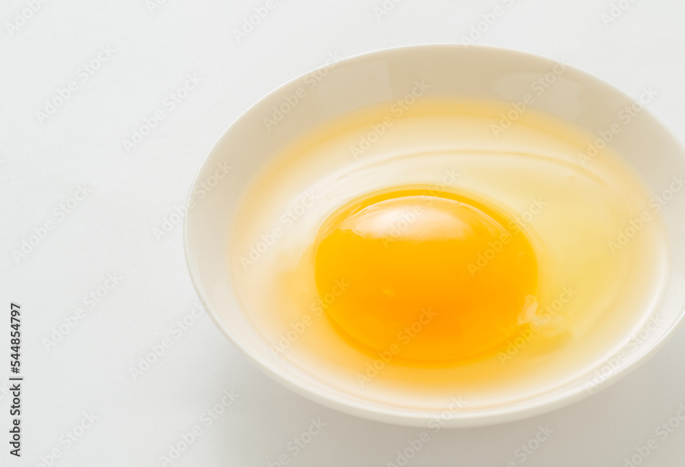 お皿に入った生卵
