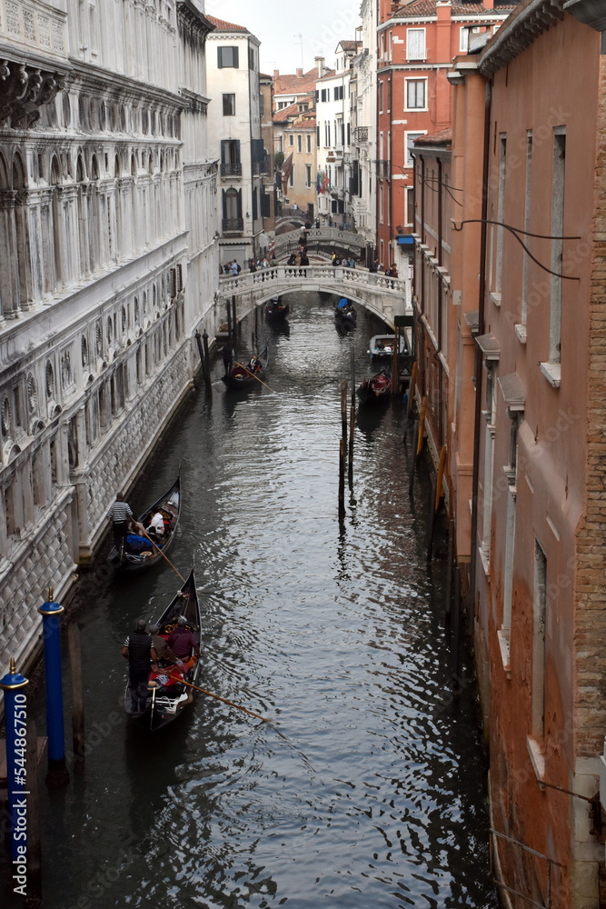 Gondeln auf einem schmalen Kanal in Venedig
